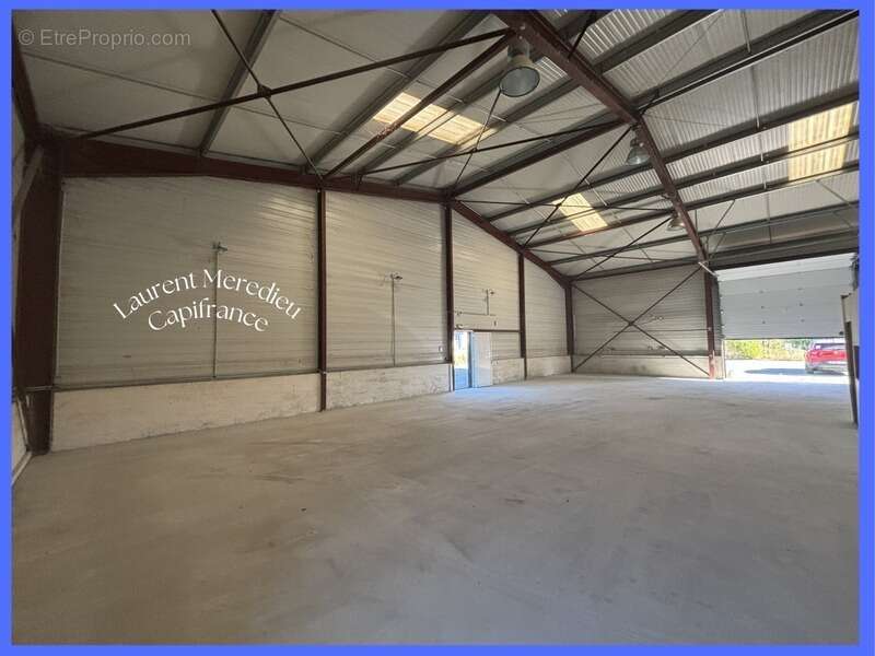 Local d'activités de 570 m² – Entrepôts, bureaux et possibilité de division en 2 lots indépendants - photo 2