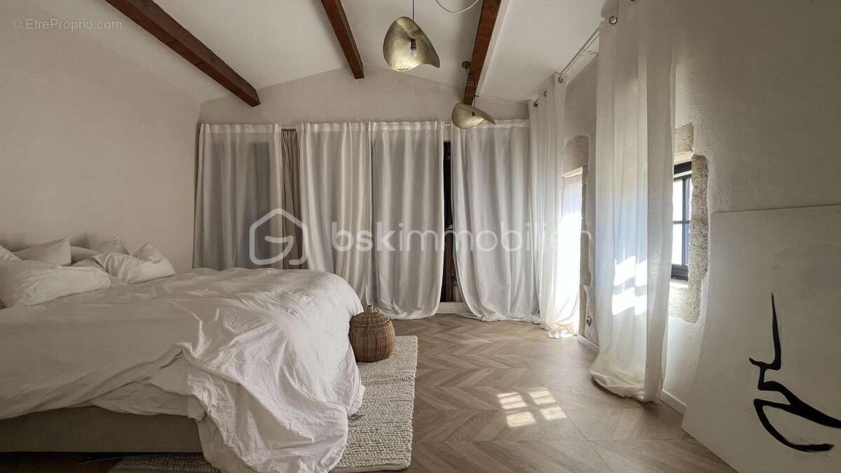 Junas – Une bâtisse pleine de charme aux possibilités insoupçonnées - photo 7