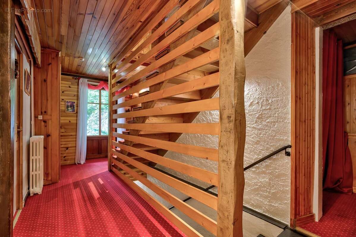 CHAMONIX - Grand chalet avec 9 chambres et beaucoup de potentiel - photo 23
