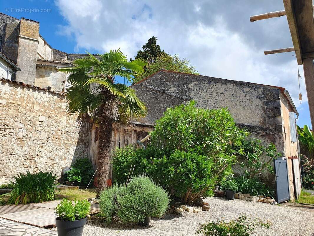 Maison à MORTAGNE-SUR-GIRONDE