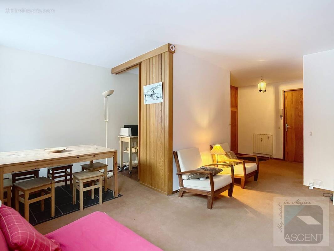 Vue du salon vers l&#039;entrée - Appartement à MEGEVE