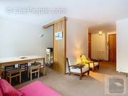 Vue du salon vers l&#039;entrée - Appartement à MEGEVE