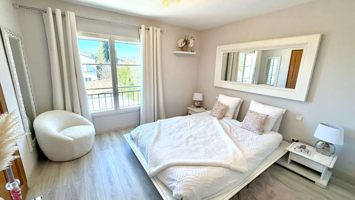 Maison à ENTRAIGUES-SUR-LA-SORGUE