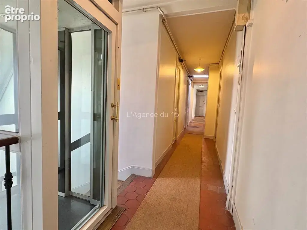 Mairie du xvème / studette vendue libre / kitchenette et douche / par ascenseur principal / ideal bureau ou pied a terre / - photo 2