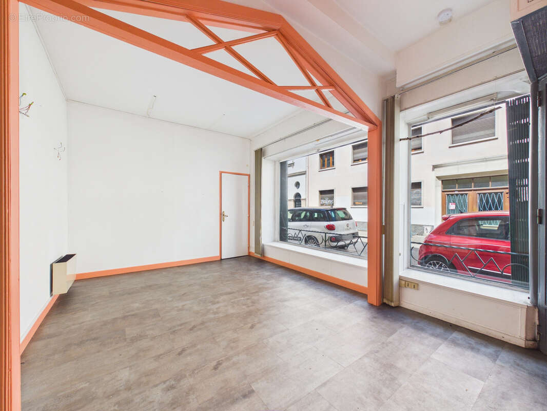 Grand local de 109 m2 + 63m2 de cave/stockage - Divisible en 2 espaces distincts - QUAI DES BATELIERS - photo 4