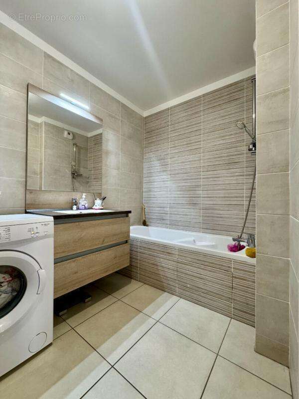 Appartement T3 récent avec balcon et garage Secteur recherché de Décines-Charpieu - photo 4