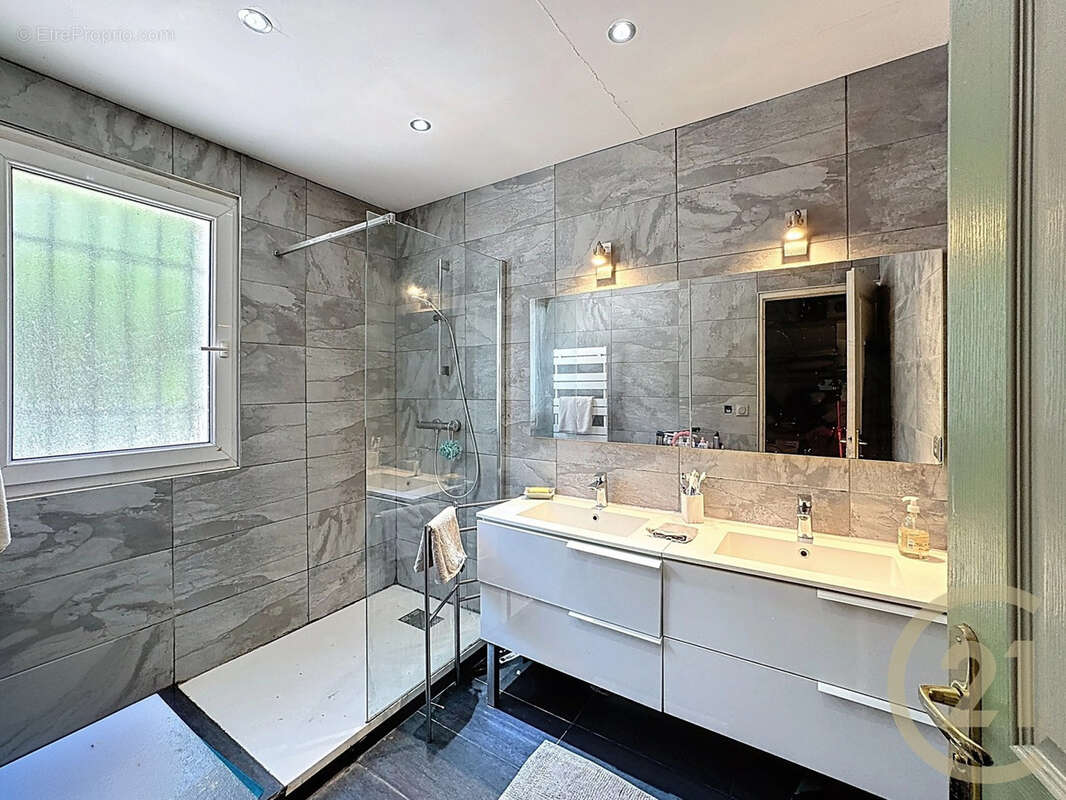 Maison à POURRIERES