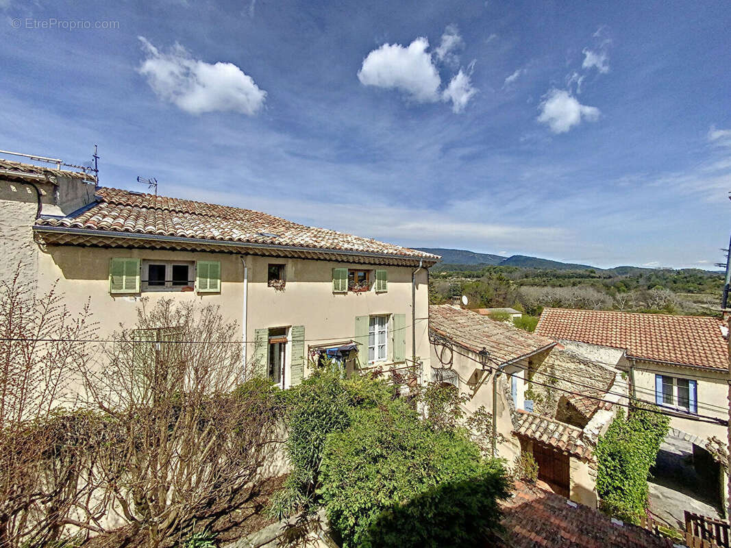 Cuisine sur terrasse, charme. Maison de village provençale 105 m², 5 pièces, terrasse 35 m² - photo 4