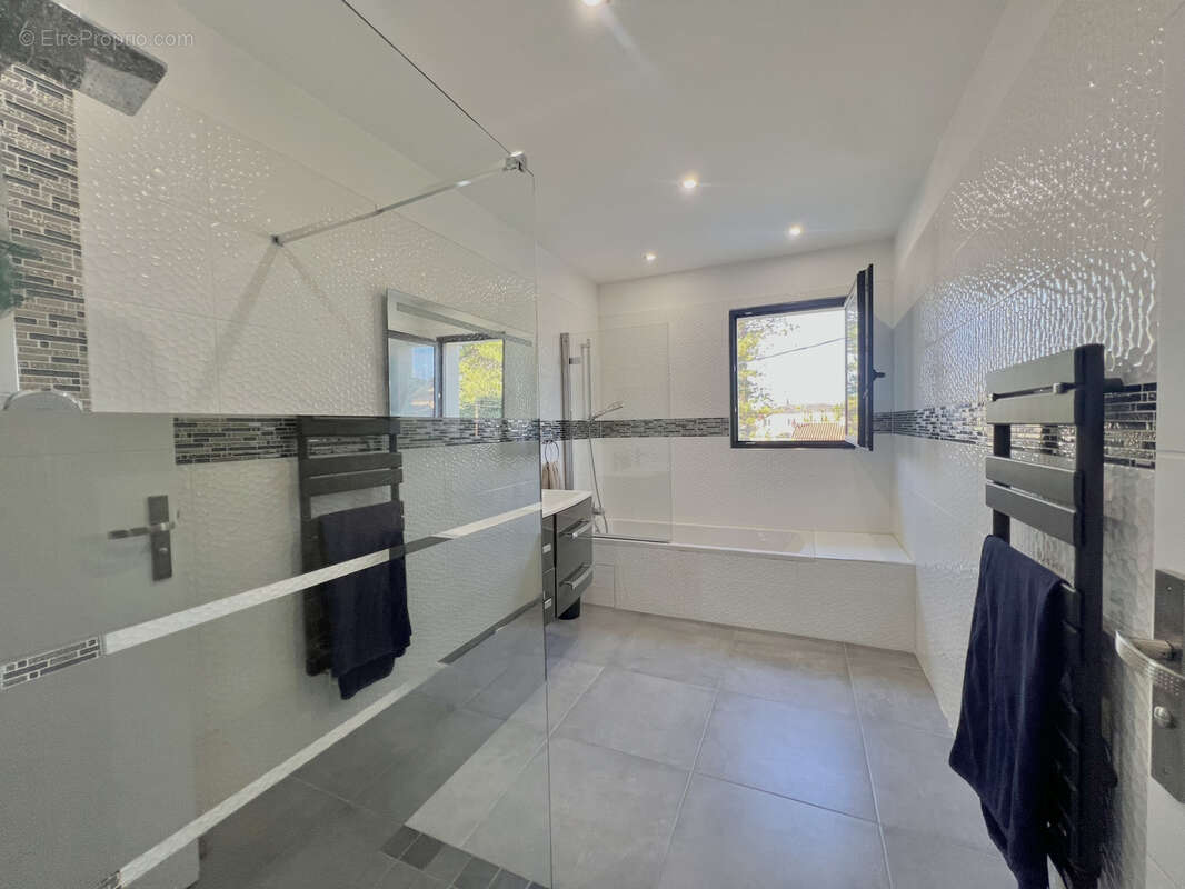Villa contemporaine 161 m2   Piscine   Pool house   Garage   Terrain 790 m2 - photo 17