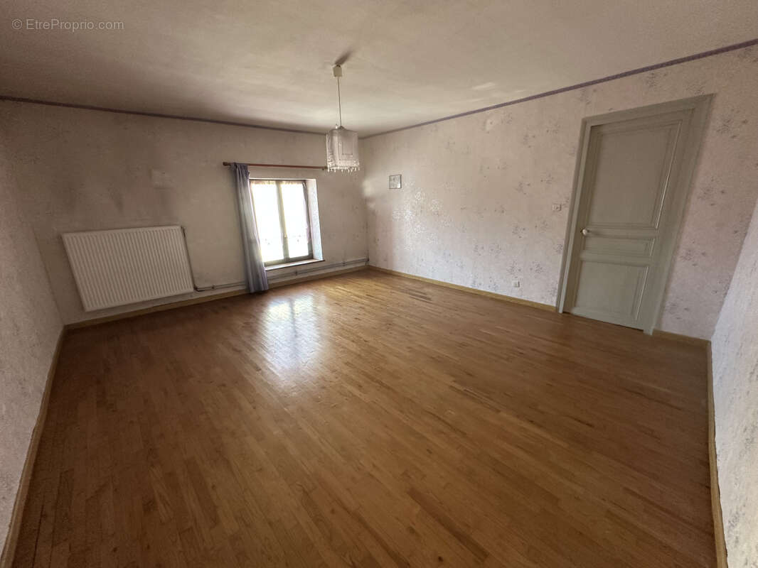 Maison à MOYEN