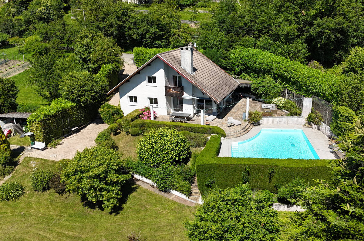 Maison à PUGNY-CHATENOD