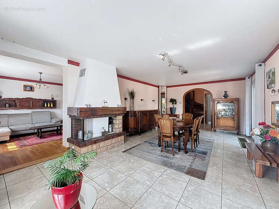 Bissy - Grande maison familiale à moderniser selon vos envies + potentiel locatif - 313 m2 utiles - photo 2