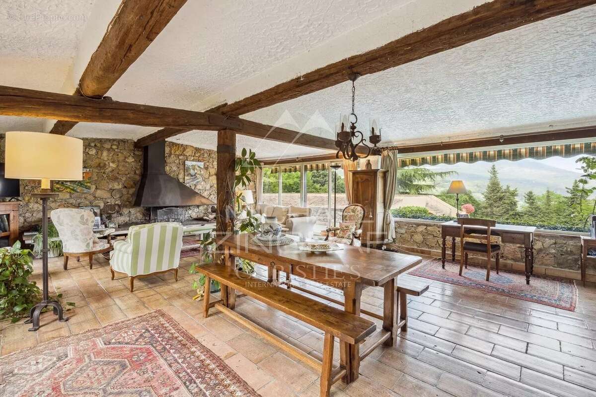 Propriété d'exception avec forêt, parc , tennis et vue dégagée. - photo 7
