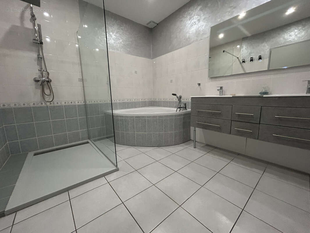 Appartement rénové au centre ville - photo 3