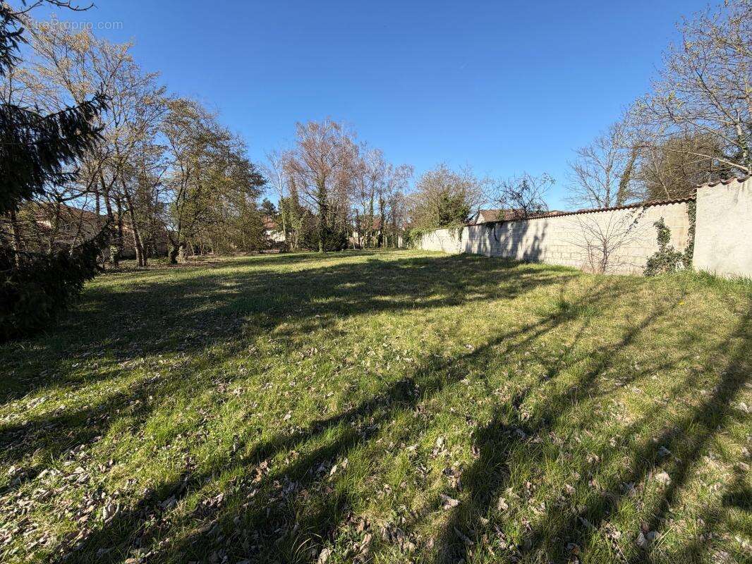 Terrain à PONT-DE-CHERUY