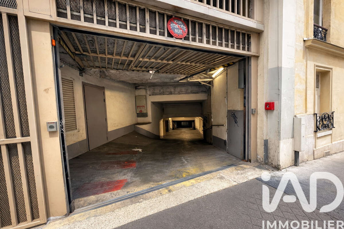 Photo 3 - Parking à PARIS-9E