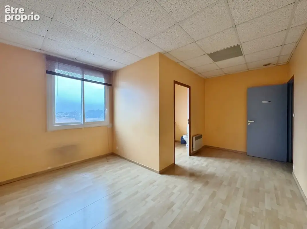 Immeuble de Bureaux, local commercial - Places de parking - photo 5