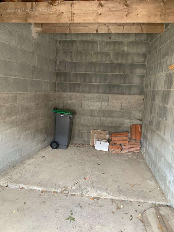 Maison de bourg / 2 ch + cour + dépendance - photo 8