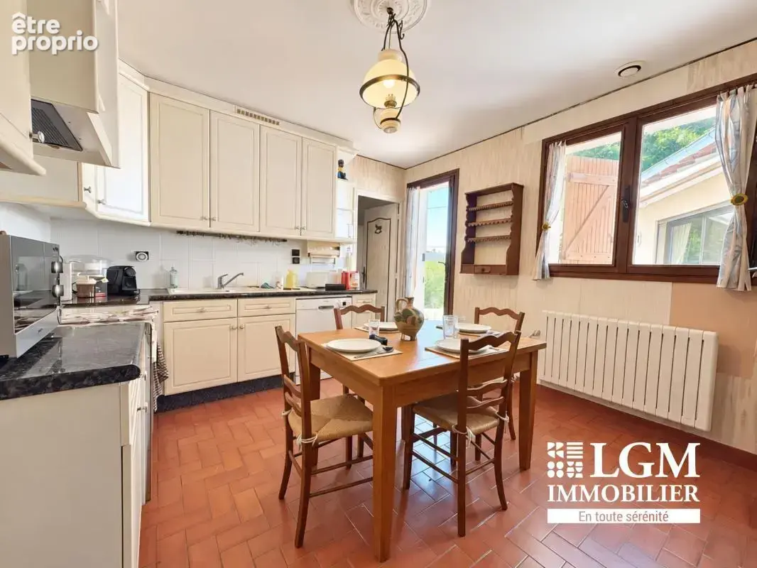 Maison familiale 155 m² – 4 chambres, terrain arboré et double accès proche du centre-ville - photo 5