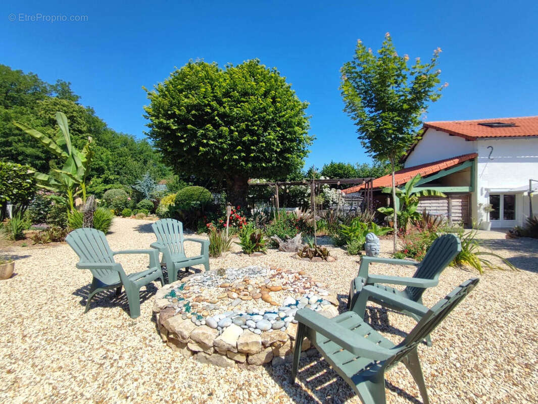 Charmante Maison, Jardin Paysager Style Méditerranéen, 4 Chambres, 2 Salles de Bains, Magasins Proche, Nieuil, Charente - photo 7