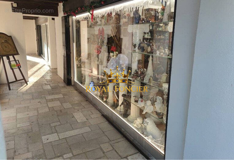 Boutique de 64 m2 avec ou sans fonds de commerce d'une valeur de 15 000 euros  - Maison à LA ROCHE-POSAY