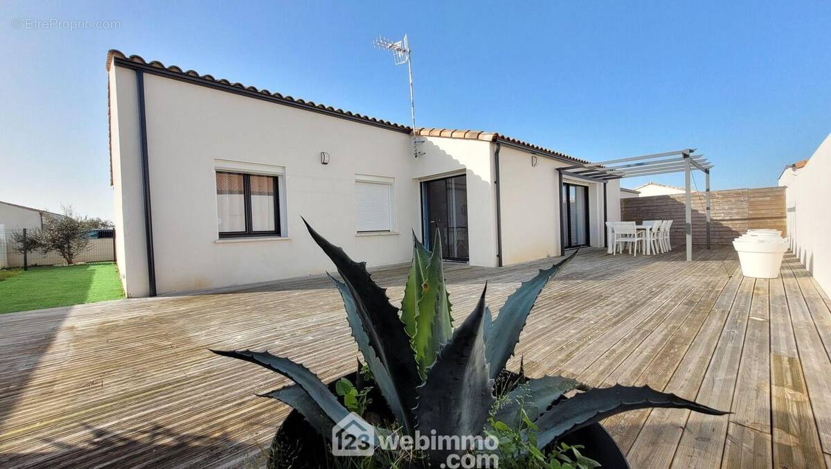 Une terrasse de 100m² sans vis à vis - Maison à ANGLES