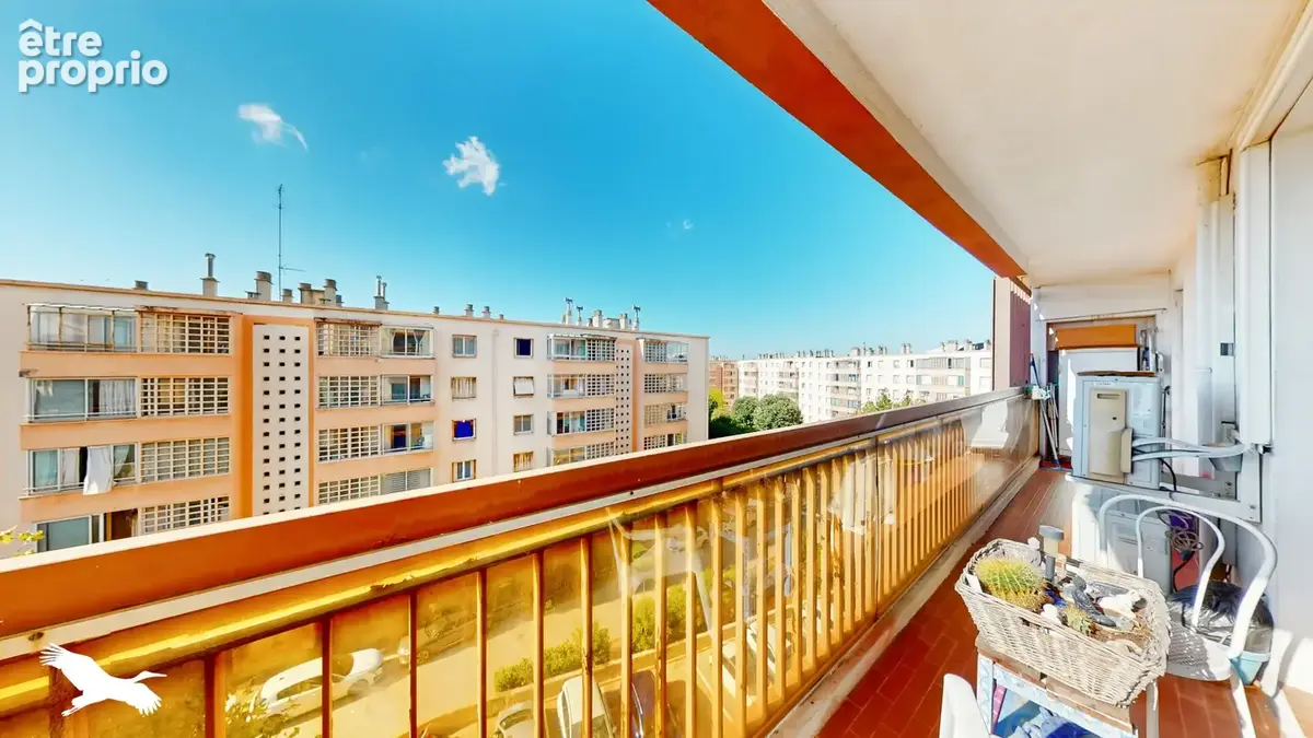 A VENDRE - Marseille 13009 - Appartement à vendre - T4 - 99 m² avec 2 extérieurs, loggia, caves et parking commun - photo 2