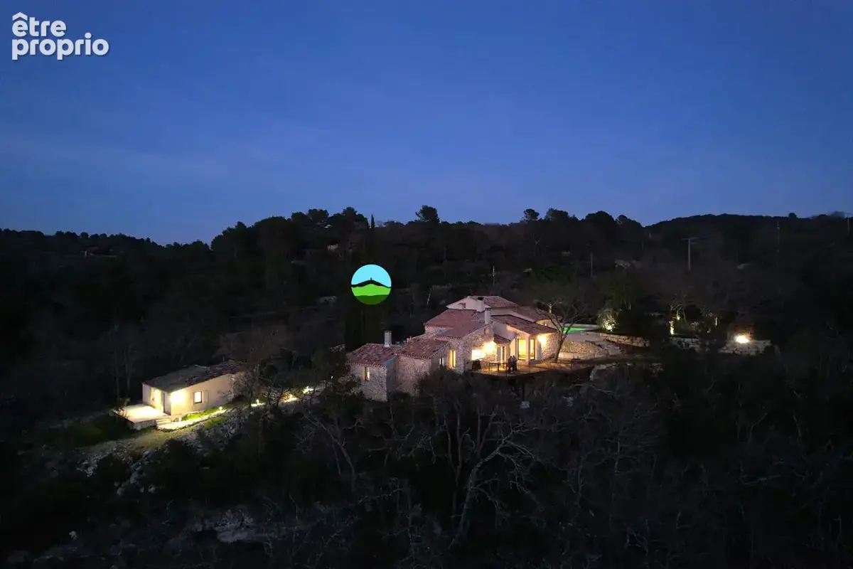 VENASQUE MAS EN PIERRE 225 m² sur plus d'un hectare de terrain arboré avec piscine et gîte. - photo 5