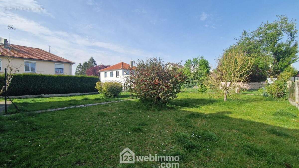 Erigé sur une parcelle de 482 m² - Maison à LAON