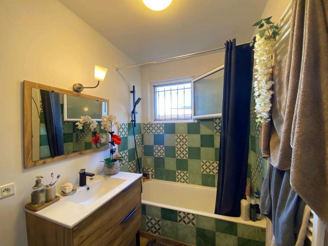 Maison à LE PUY-SAINTE-REPARADE