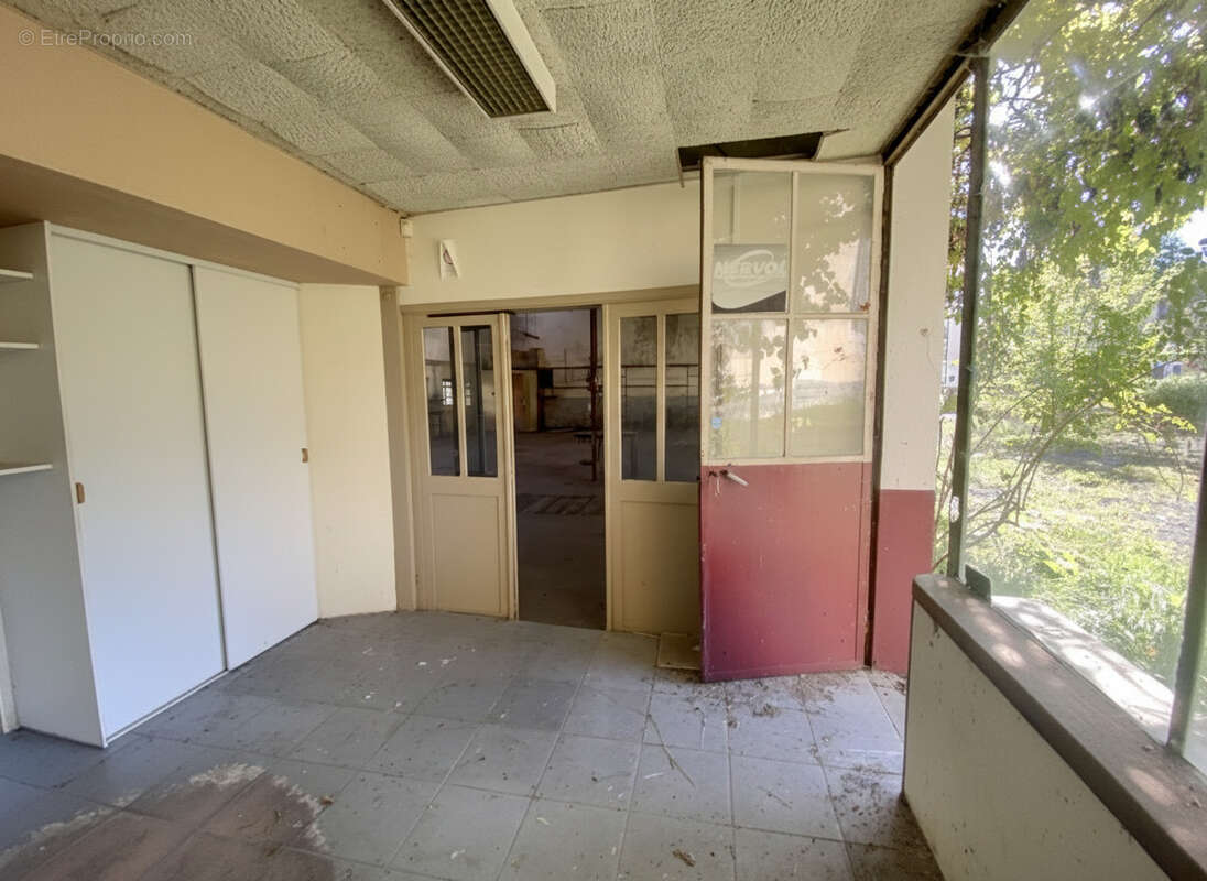 Commerce à MANZAC-SUR-VERN