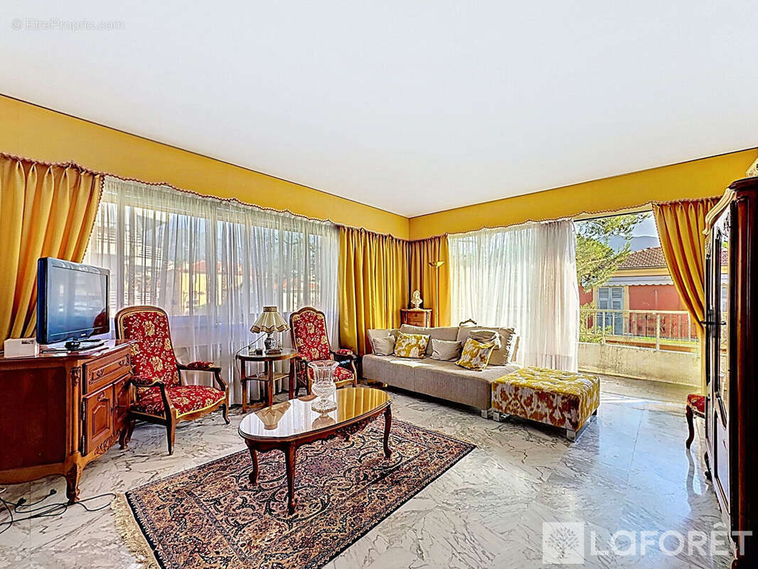 Appartement à ROQUEBRUNE-CAP-MARTIN