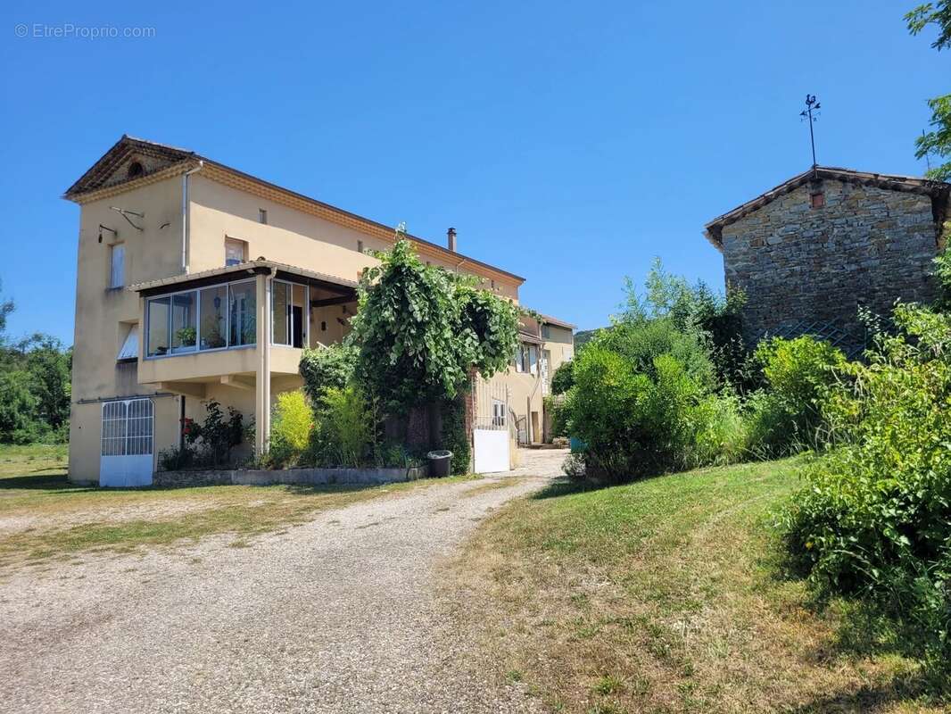 Maison à SAINT-JULIEN-LES-ROSIERS