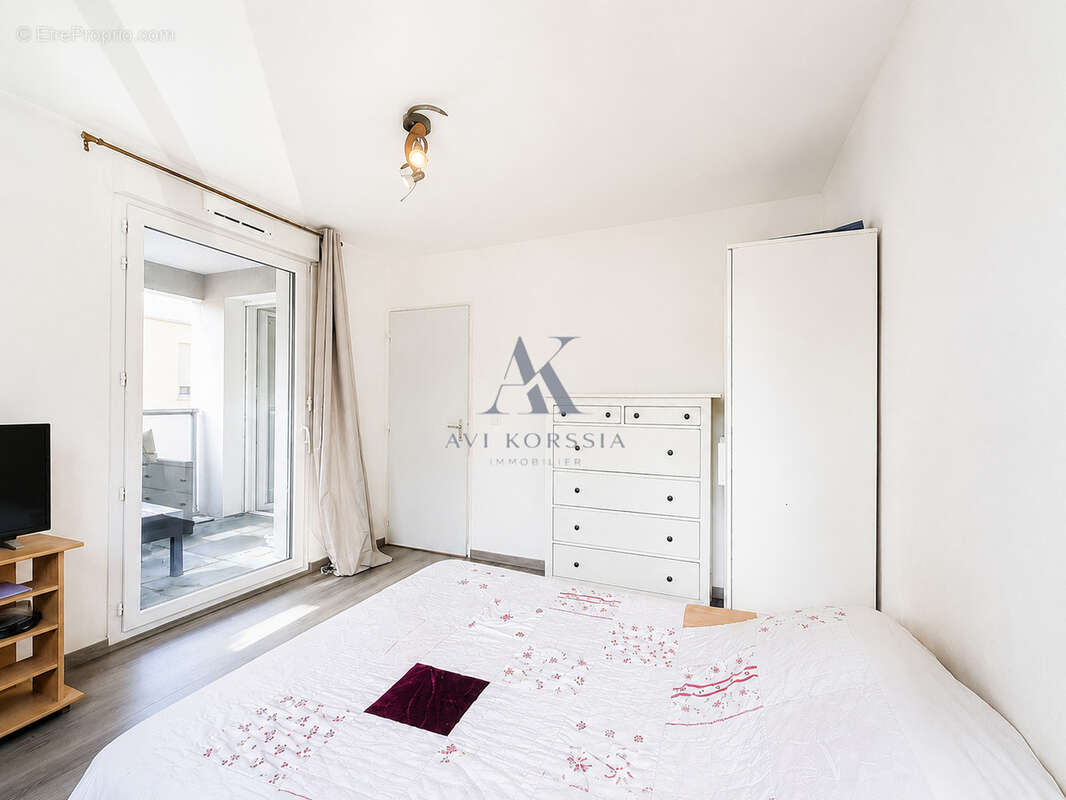 Vénissieux Centre   T2 récent 39 m2 avec balcon - photo 2