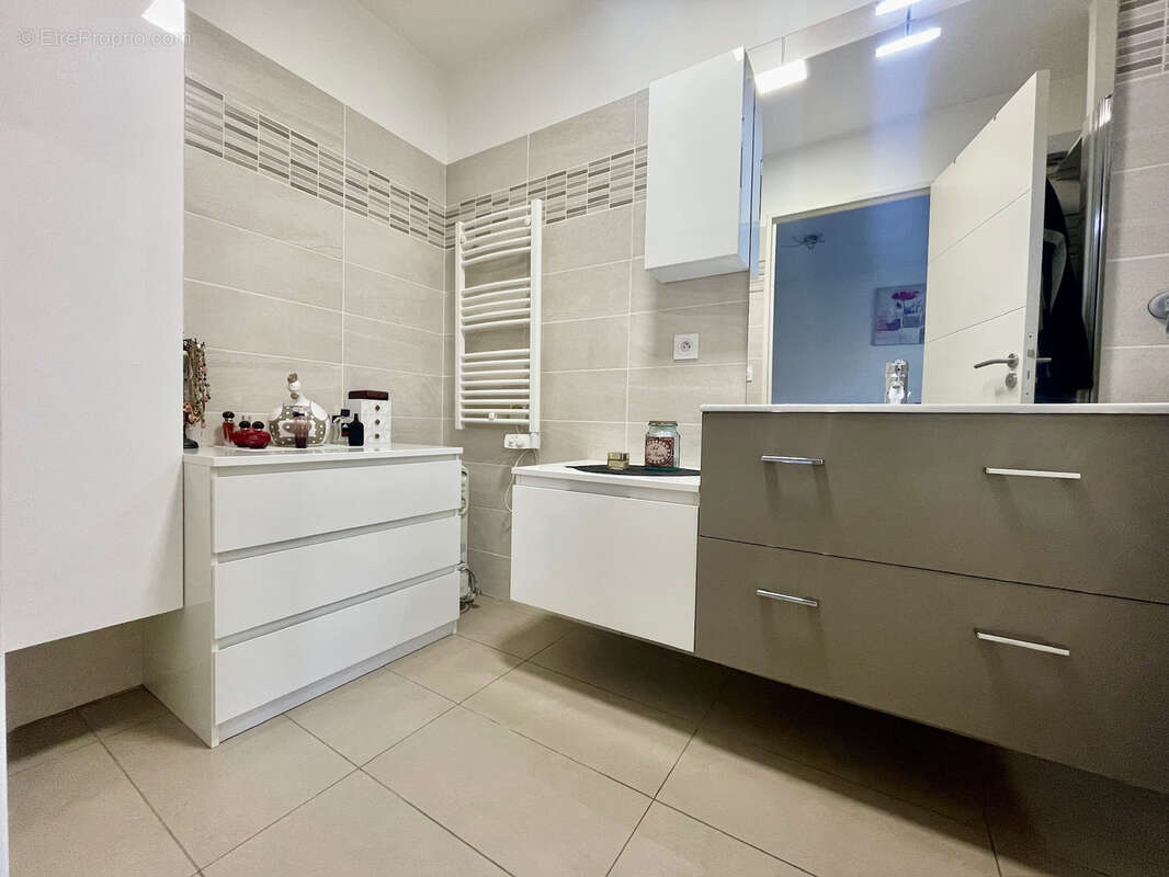 Appartement à SAINT-LAURENT-DU-VAR