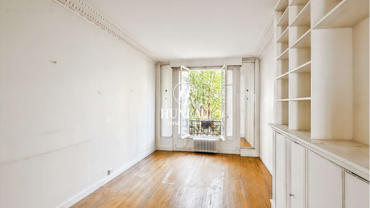 Appartement avec de beaux volumes, beaucoup de potentiel et une chambre de service - photo 10