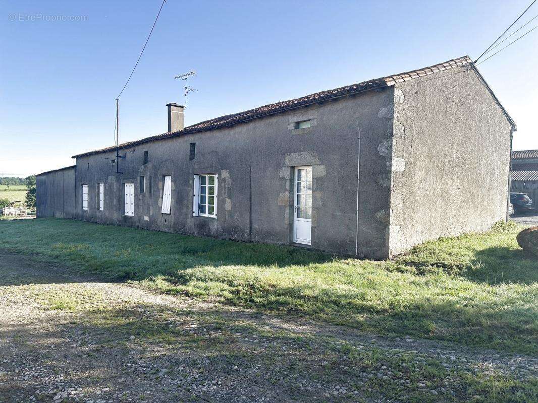 Maison à SAINT-MACAIRE-EN-MAUGES