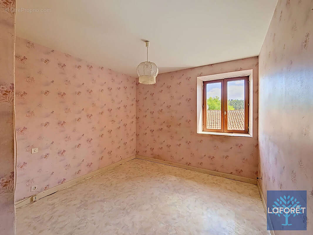 Maison avec jardin, garage et dépendances - 110 m² - Vaures (à 5 min de Loudes) - photo 4