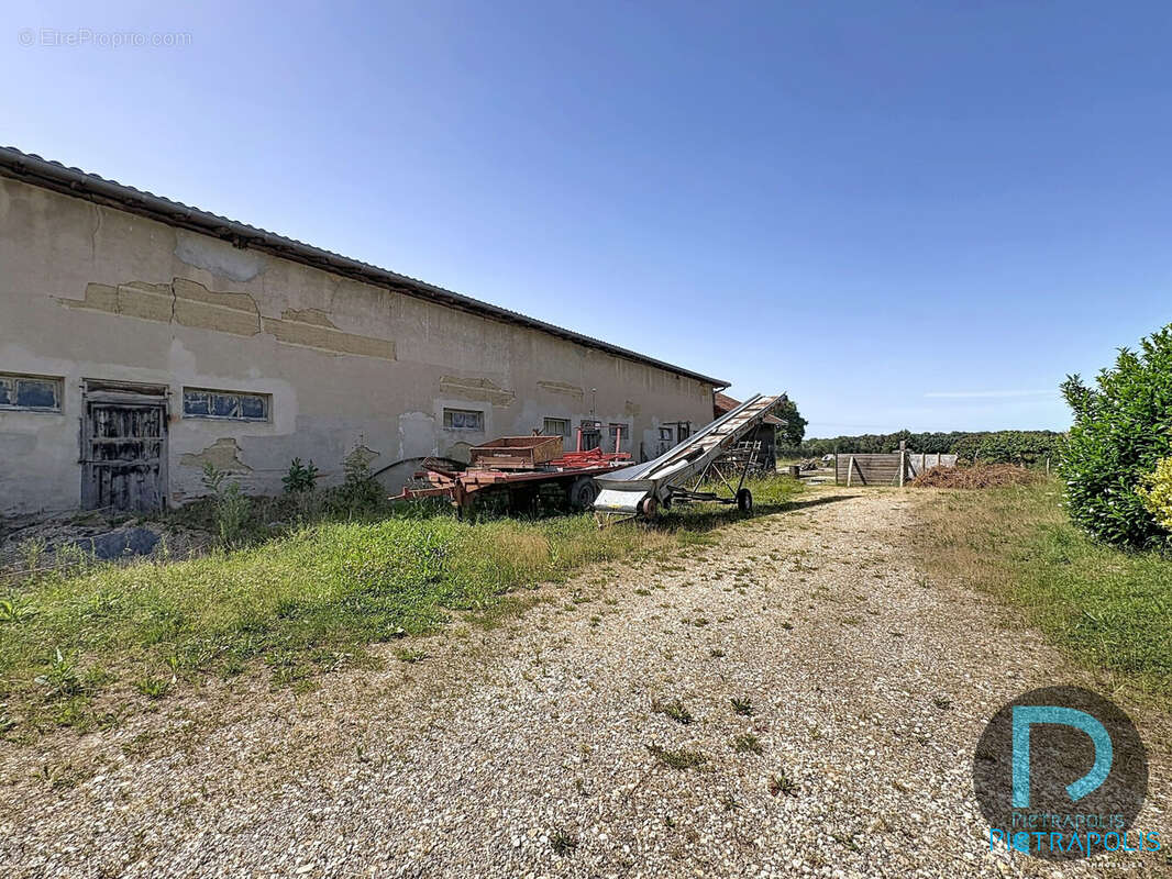 Maison 260 m² à Saint-Andre-Le-Bouchoux  - photo 3