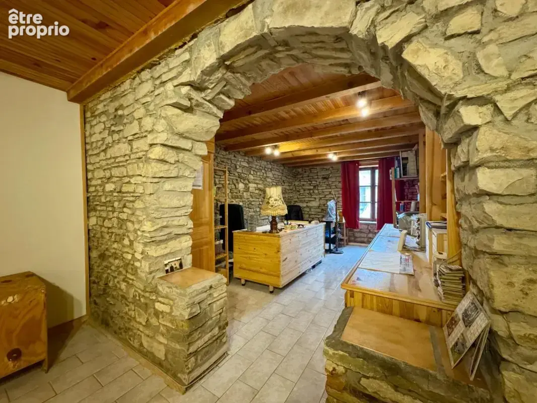 Maison de caractère – 6 pièces – 330 m² - photo 2