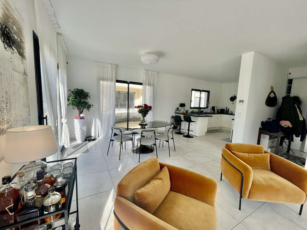 Maison 6 pieces 2024 145m2 - 4 chambres sur 640m2 de terrain - photo 3