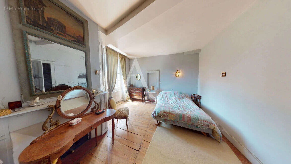 Maison de caractère à rénover. Centre-bourg 330,31 m² habitables sur 17 958 m² de terrain - photo 10