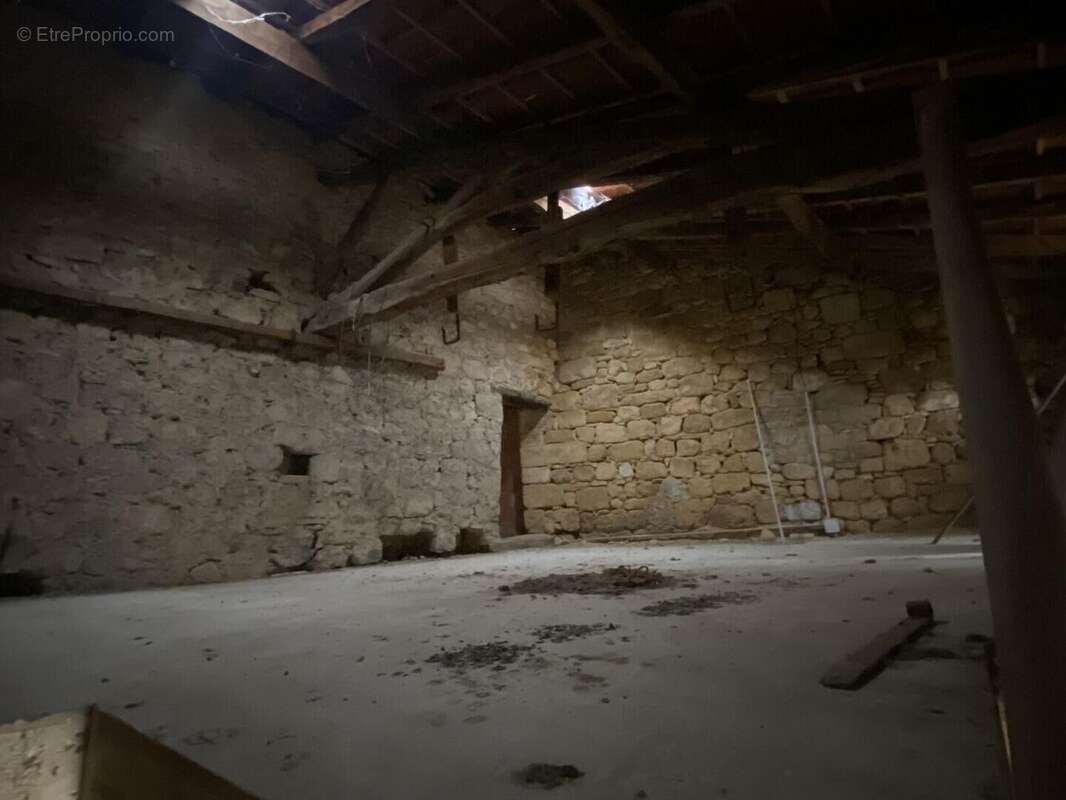 Garage de 100 m² sur deux niveaux – En plein cœur de Saint-Cyprien (24) - photo 2