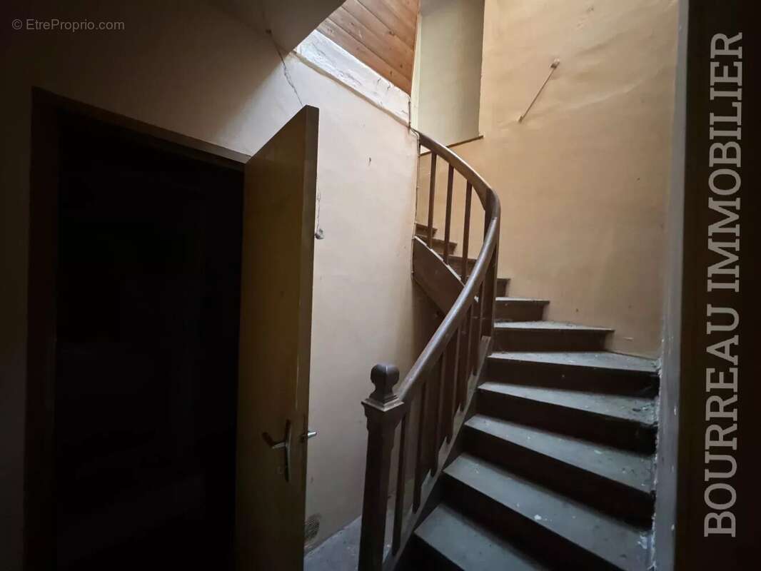 Maison à LA CELLE-SAINT-CYR