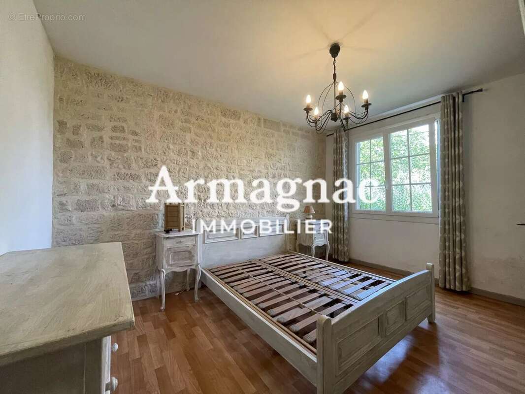 Maison à VIC-FEZENSAC