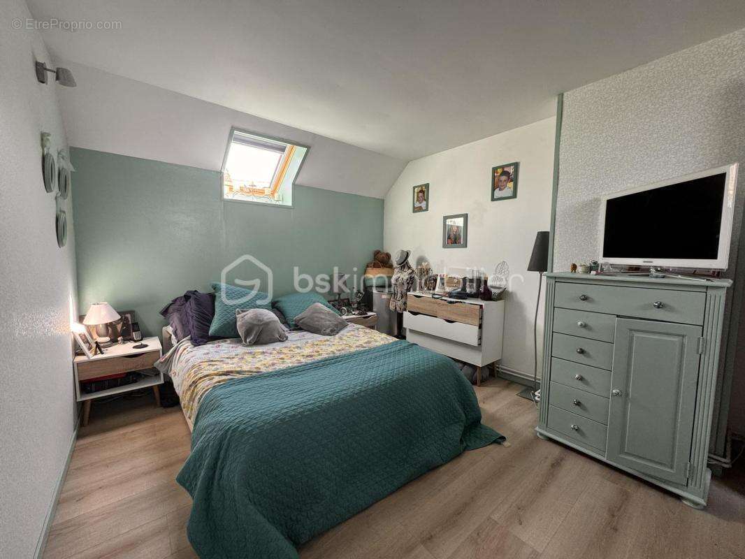 Propriété familiale de 265 m2 avec dépendances - 12 pièces - 9 chambres - photo 12