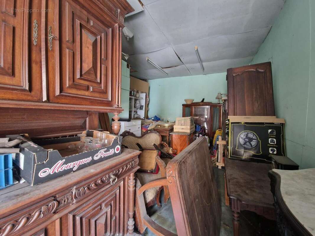 local à droite  - Maison à LE BUGUE