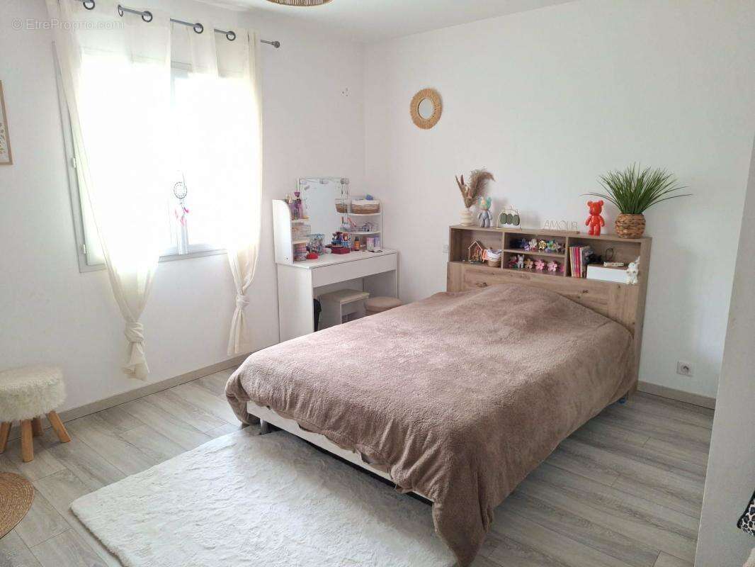 Maison à SAINT-JULIEN-LES-ROSIERS