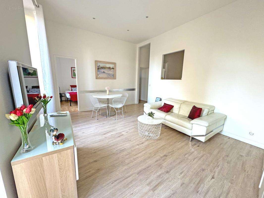 Appartement NICE 3 pièce(s) Carré d'Or - photo 2