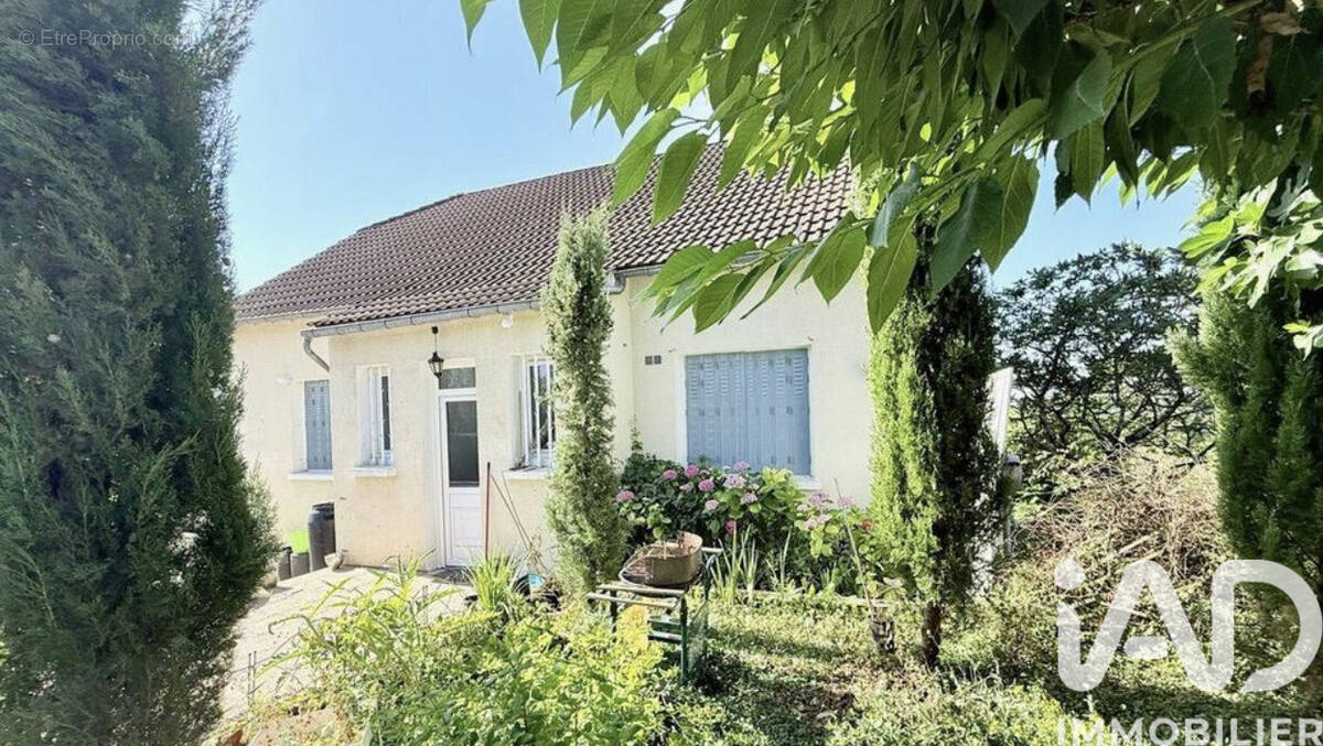 Photo 1 - Maison à LAROCHE-SAINT-CYDROINE